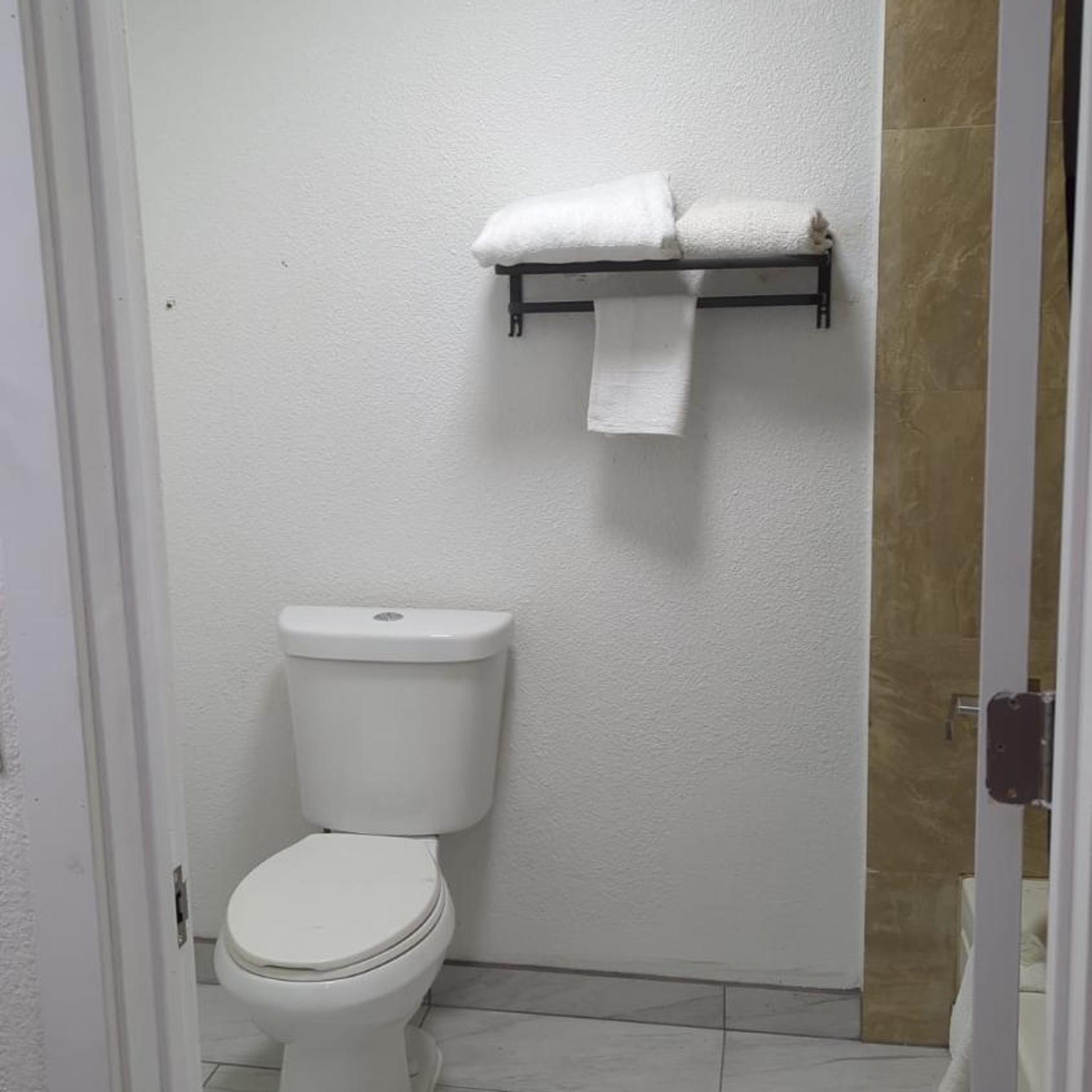 Evergreen Inn Suites Portland 46/48