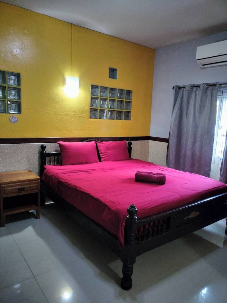 DELUXE, DOUBLE BED