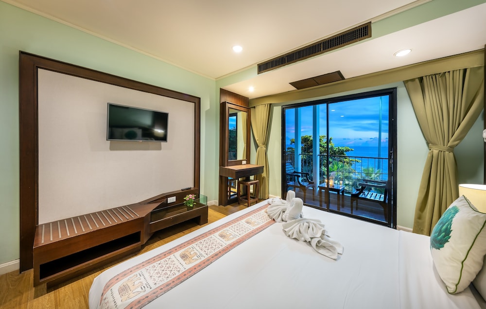 THE JOMTIEN TWELVE 6/46