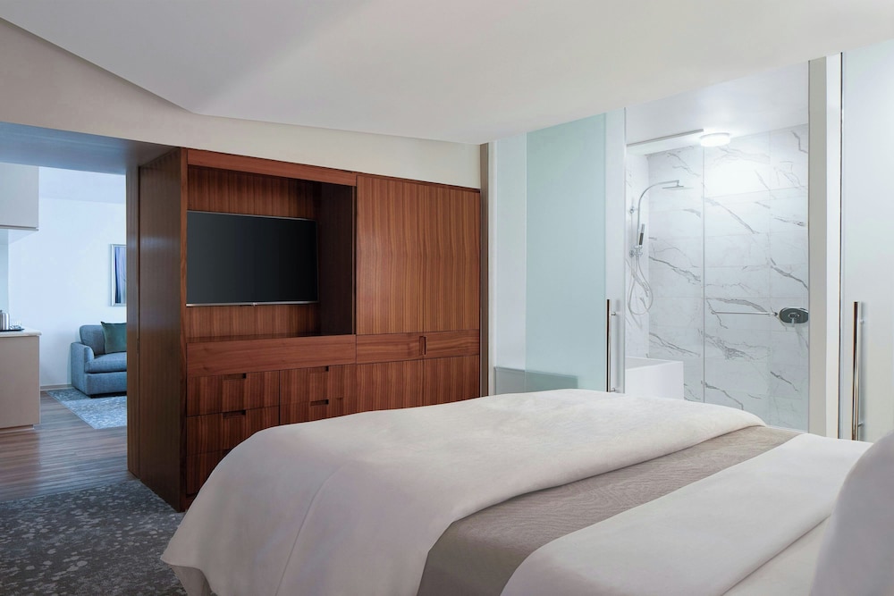 Club, Suite, Double Bed, Corner, The Westin Galleria Dallas 5/8
