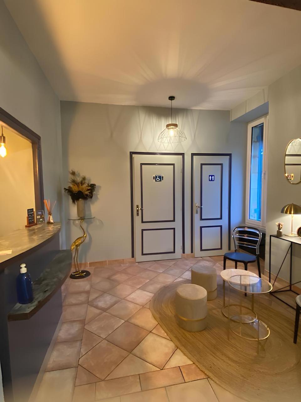 HOTEL LE CYGNE 24/50
