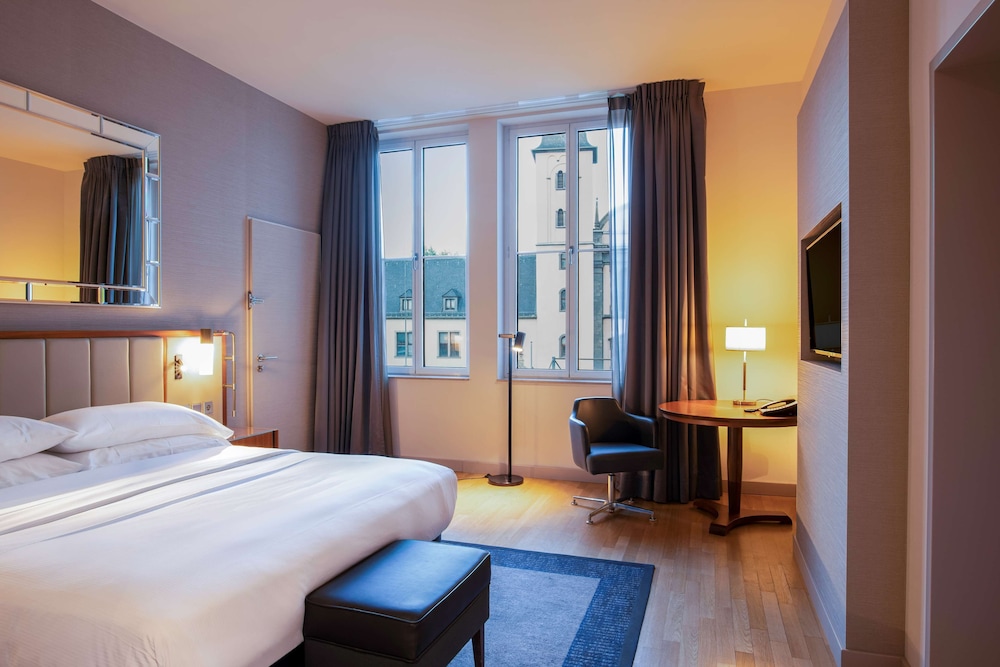 ROOM, KING BED