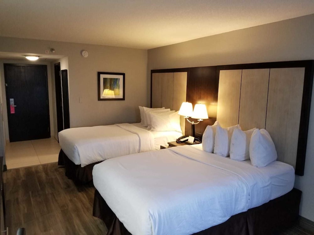 DELUXE, 2 DOUBLE BEDS