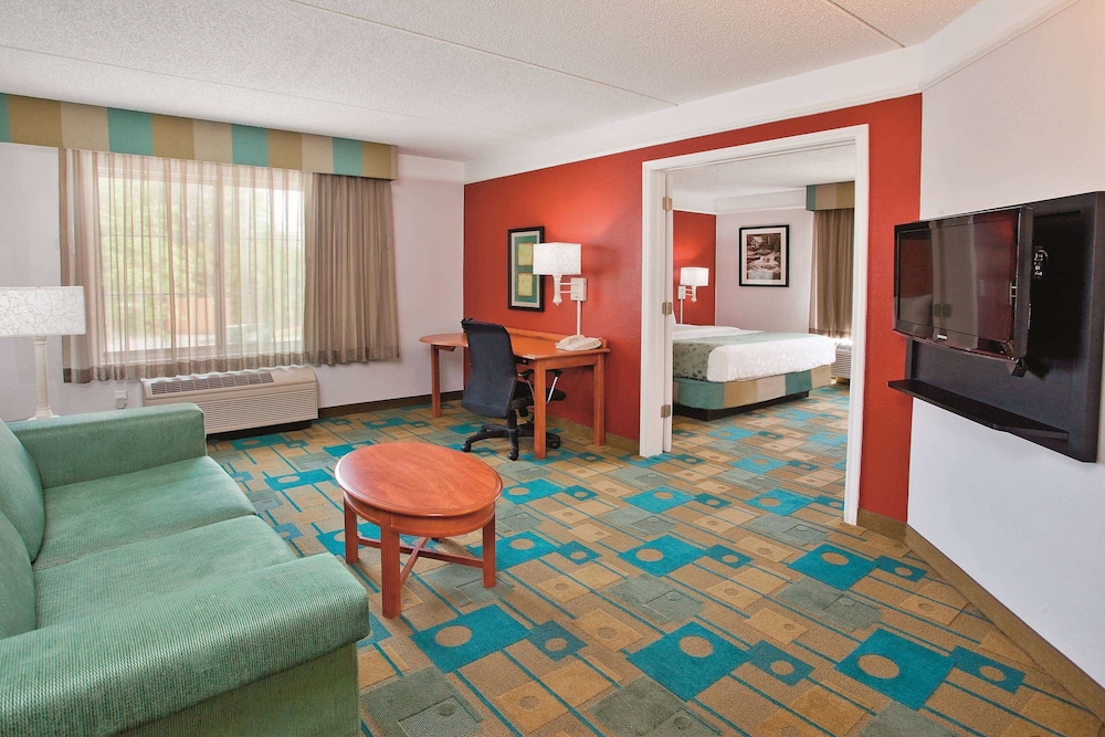 La Quinta Inn Suites Winston Salem 52/64