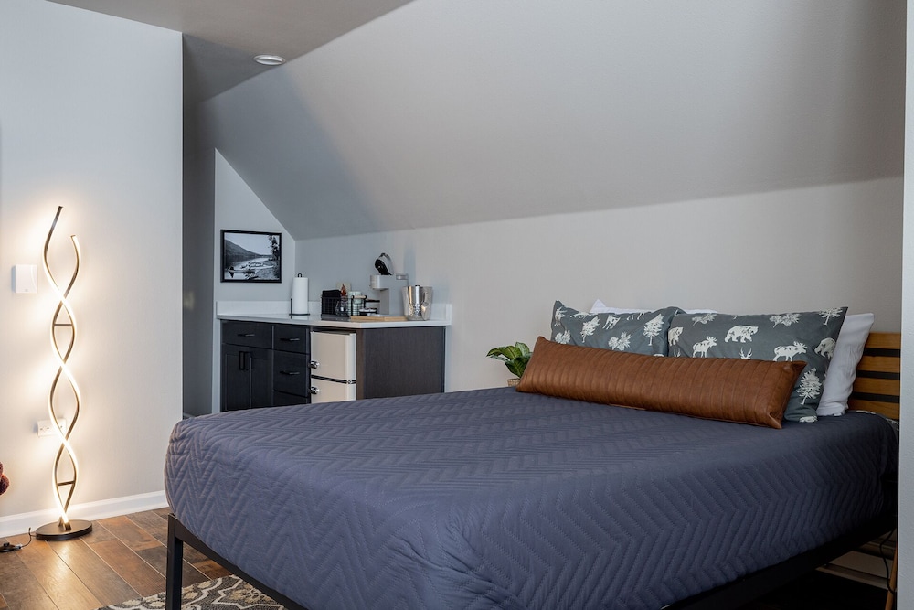 Big Horn, King and Queen Bed
