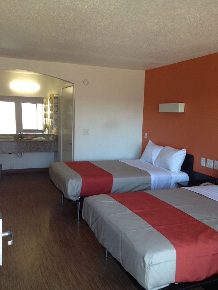 Motel6 Grand Prairie, TX - Near Six Flags Drive 20/44