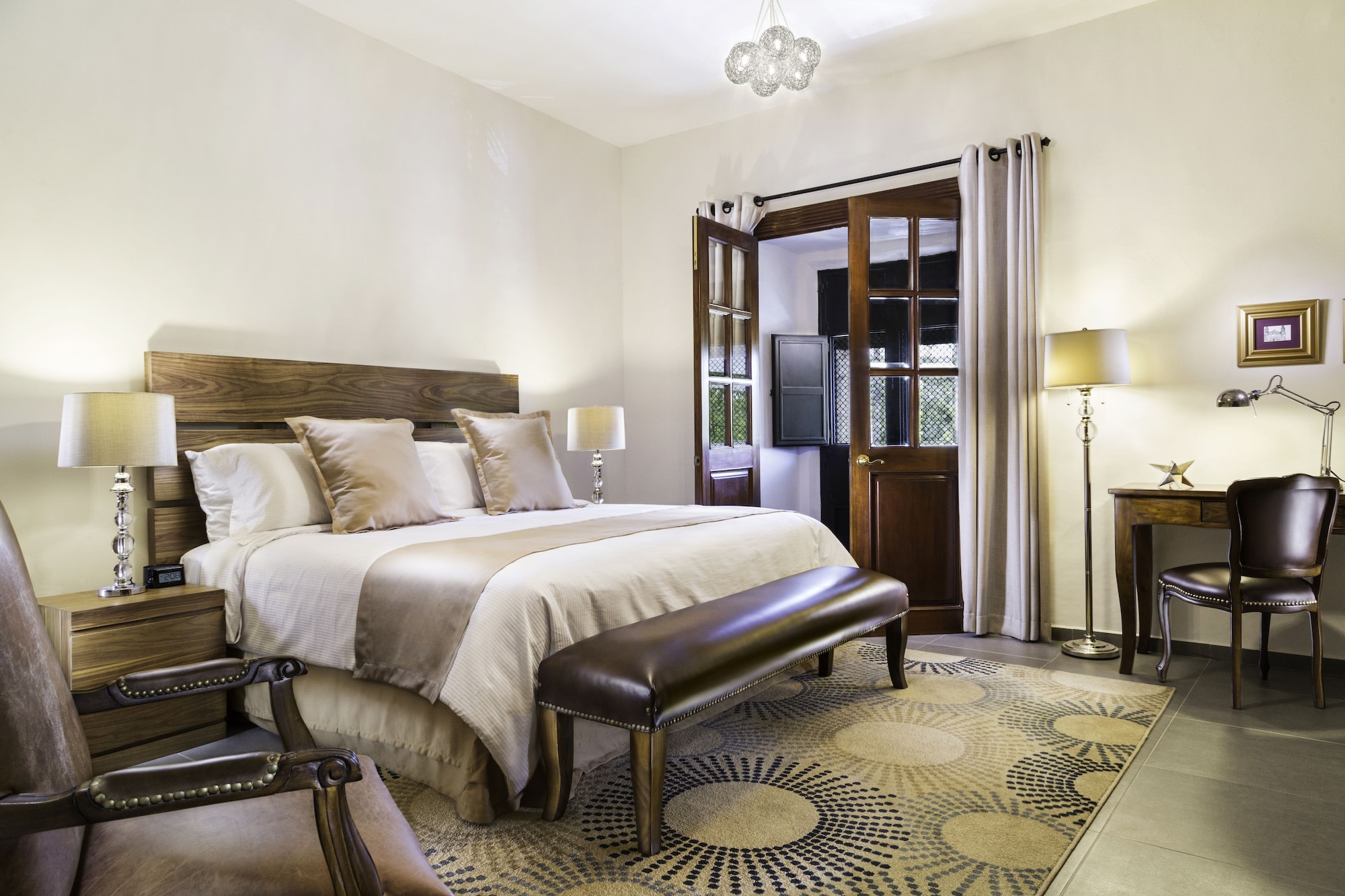 DELUXE, KING BED