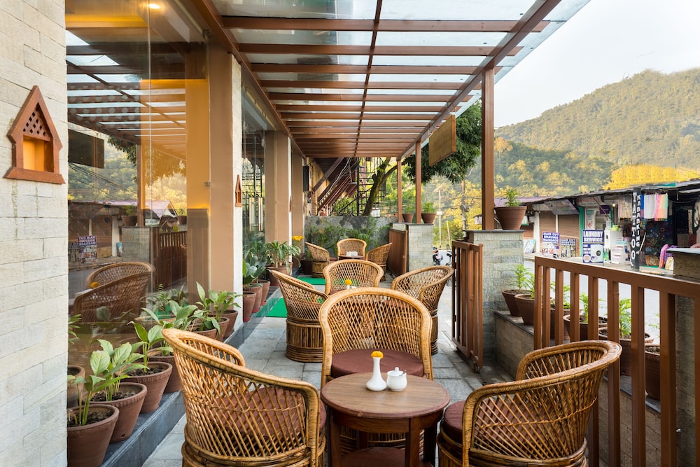 Lake Shore Hotel & Restaurant 23/28