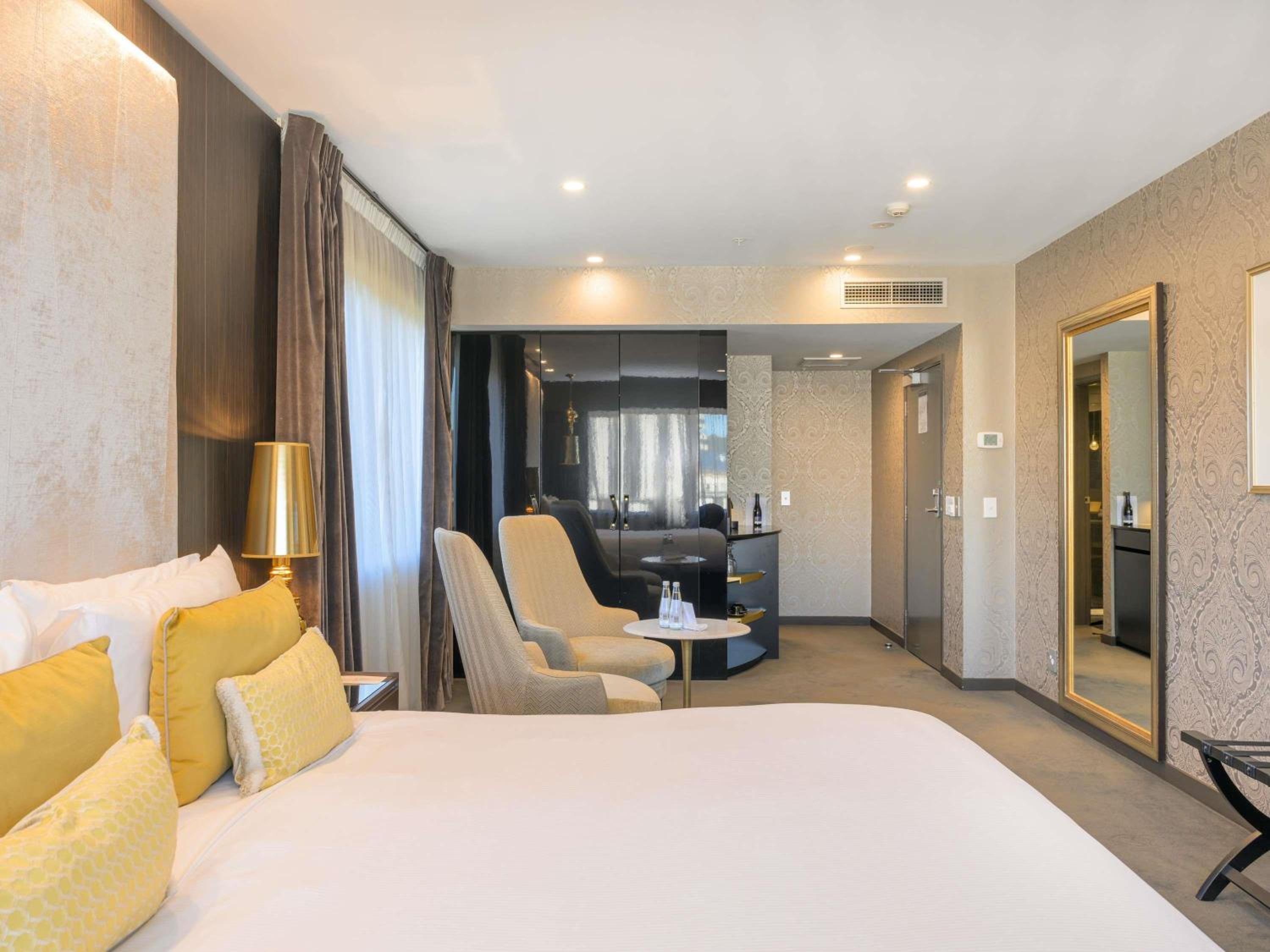 LUXURY, KING BED