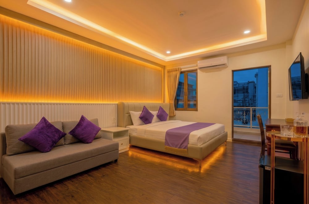 DELUXE, DOUBLE OR TWIN BED