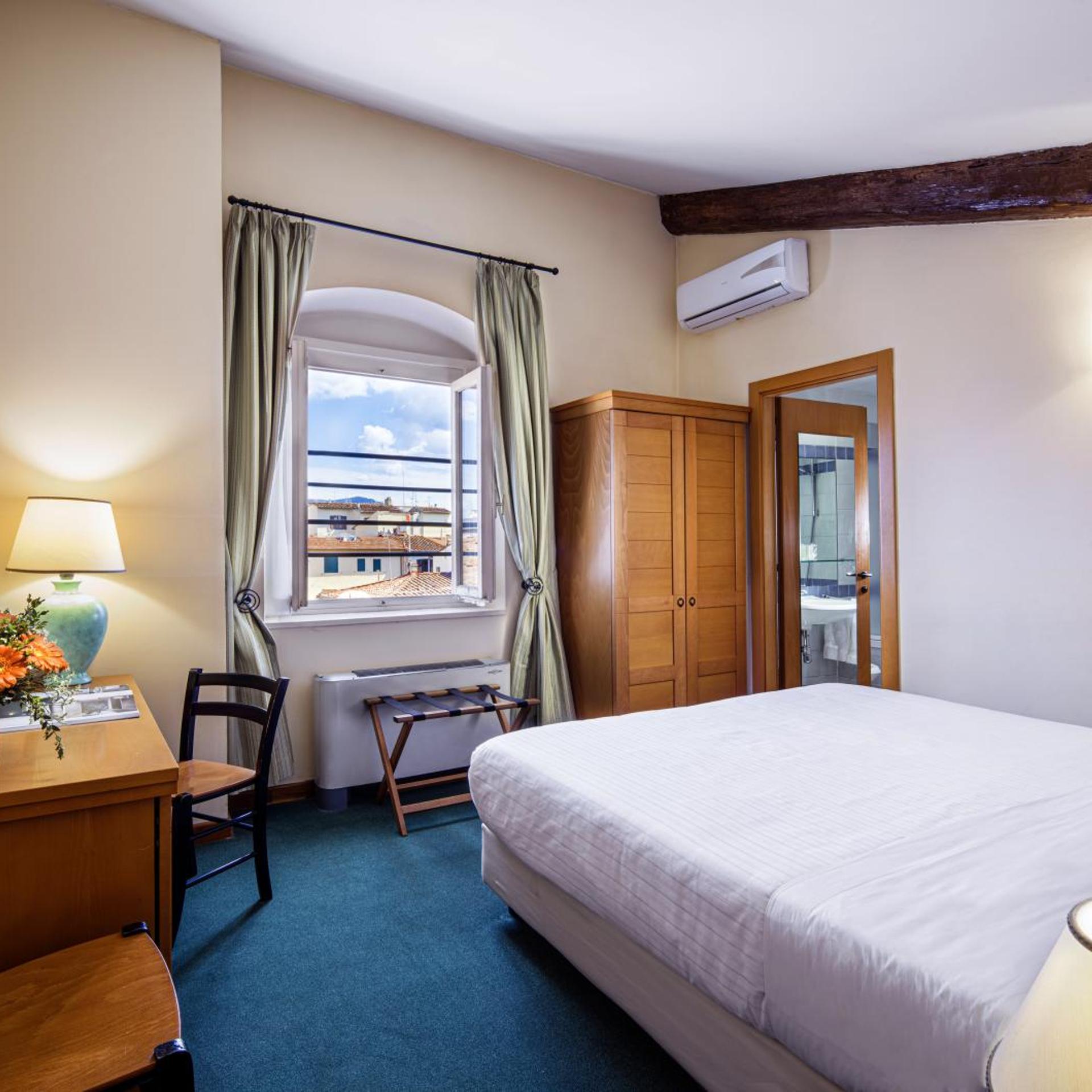 ROOM, DOUBLE OR TWIN BED