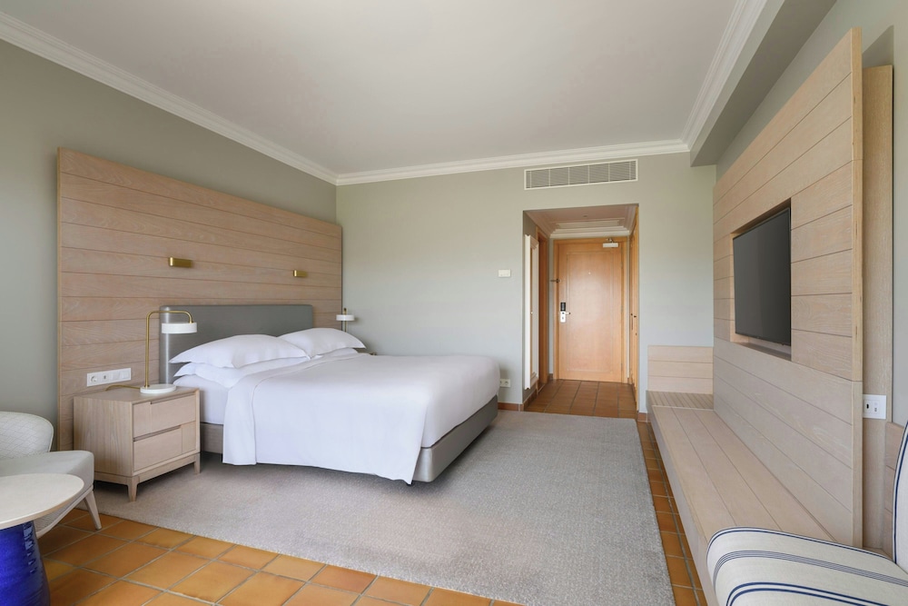 غرفة قياسية بسريرين مزدوجين بإطلالة جزئية على البحر، Praia D el Rey Marriott Golf Beach Resort 6/9