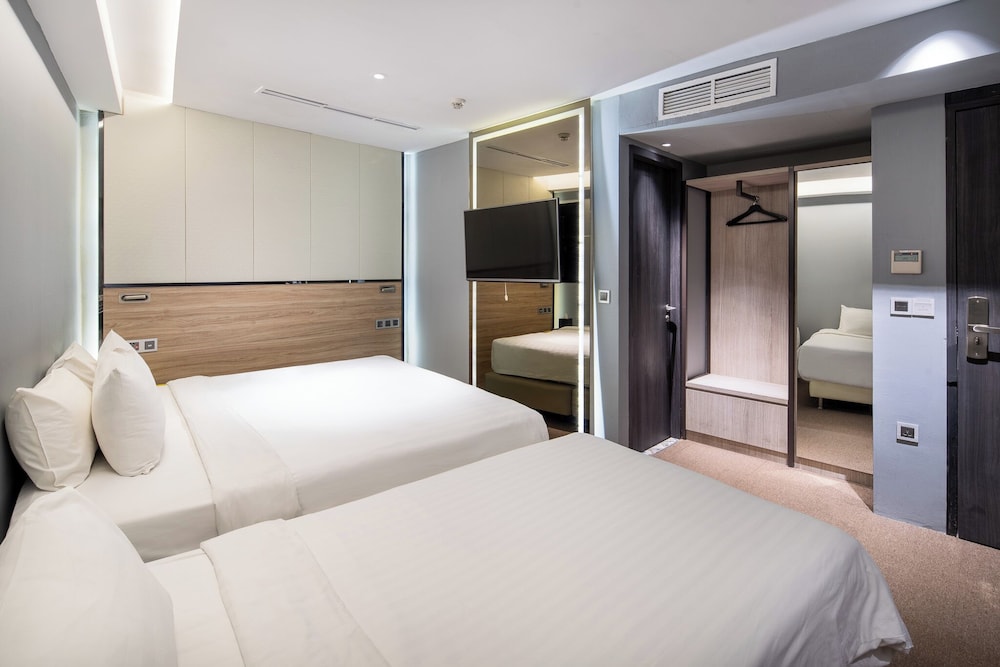 ROOM, TRIPLE, NO WINDOW