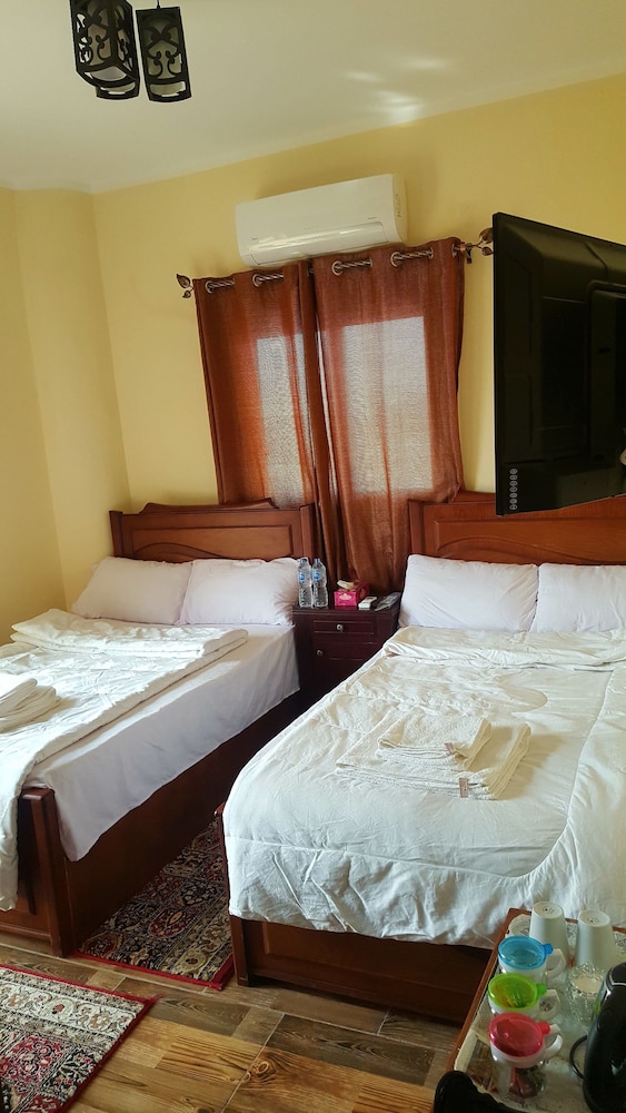 Royal Pyramids Inn 18/50