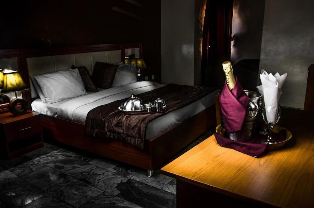3j Apos S Hotel Ltd 30/64