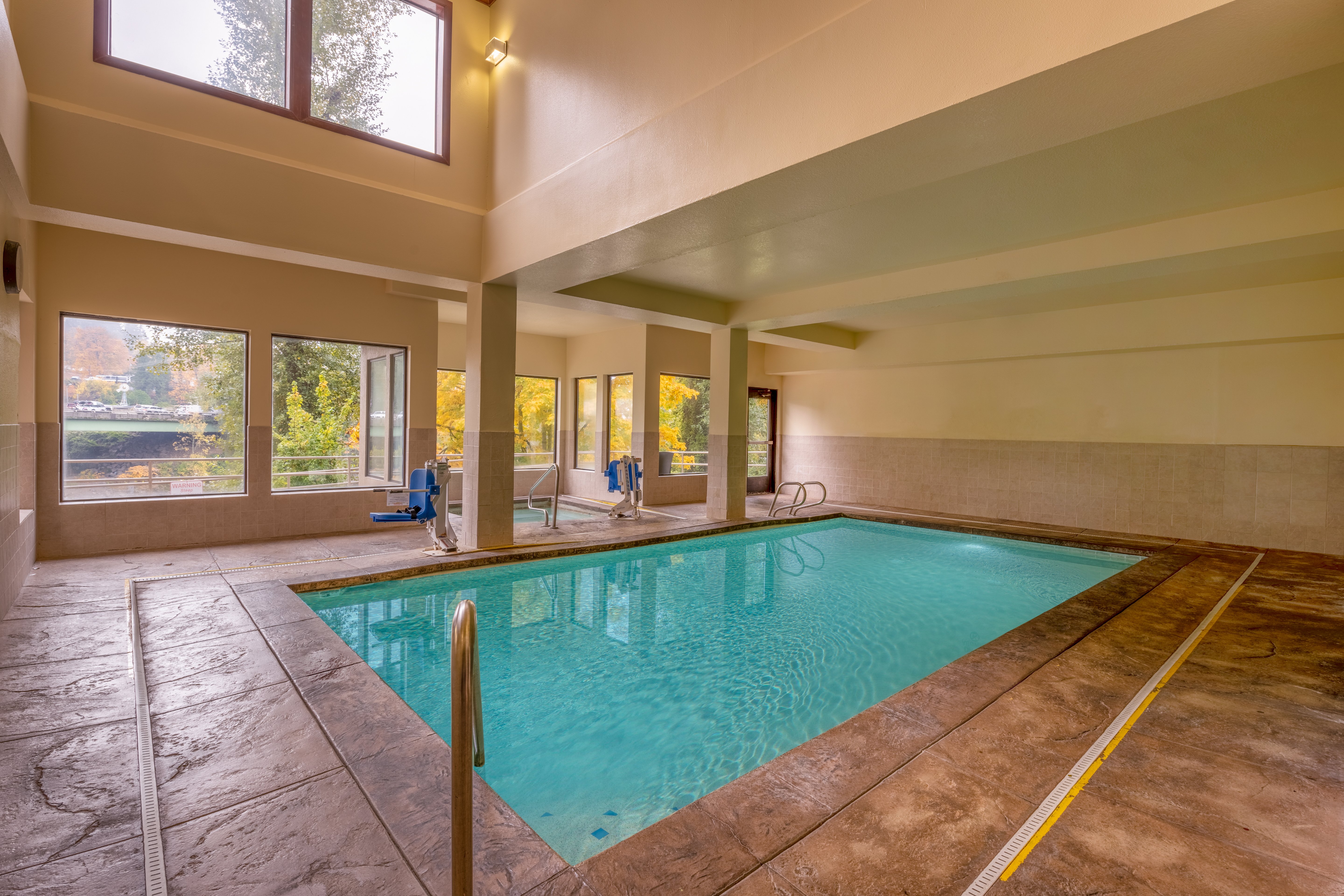 Holiday Inn Express Portland Se-Clackamas Area 30/50