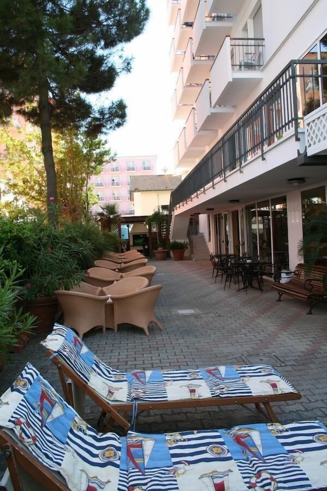 Hotel Montecarlo 42/50