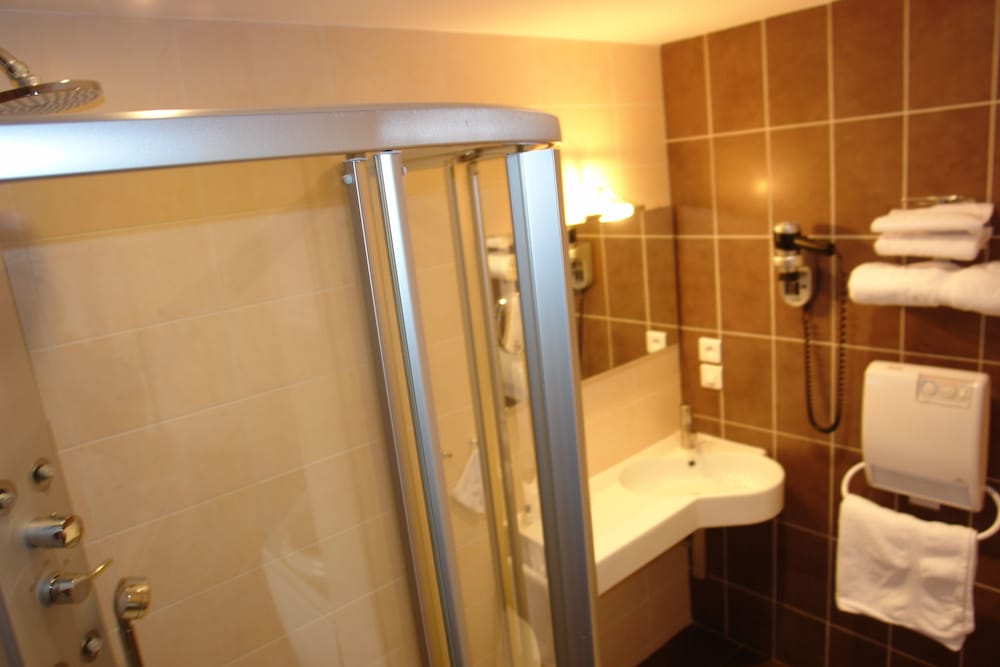 Brit Hotel Bourges L Olympia 20/54