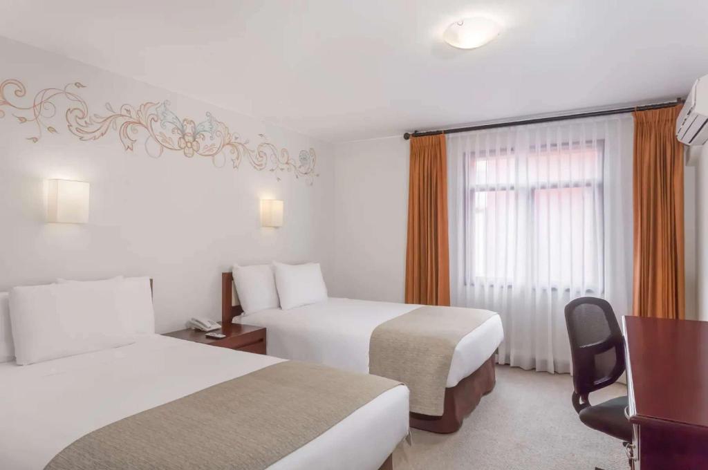 Colonial, Twin Beds