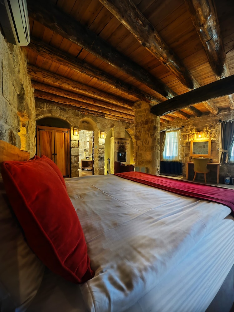 CAVE, EXCLUSIVE, SUITE