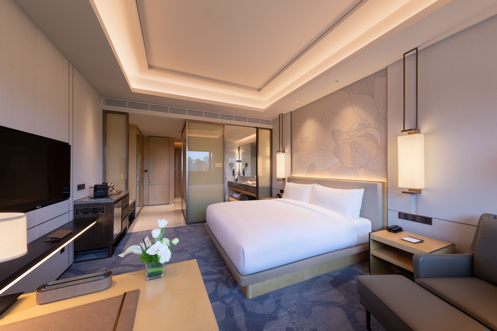 Red Level, King Bed