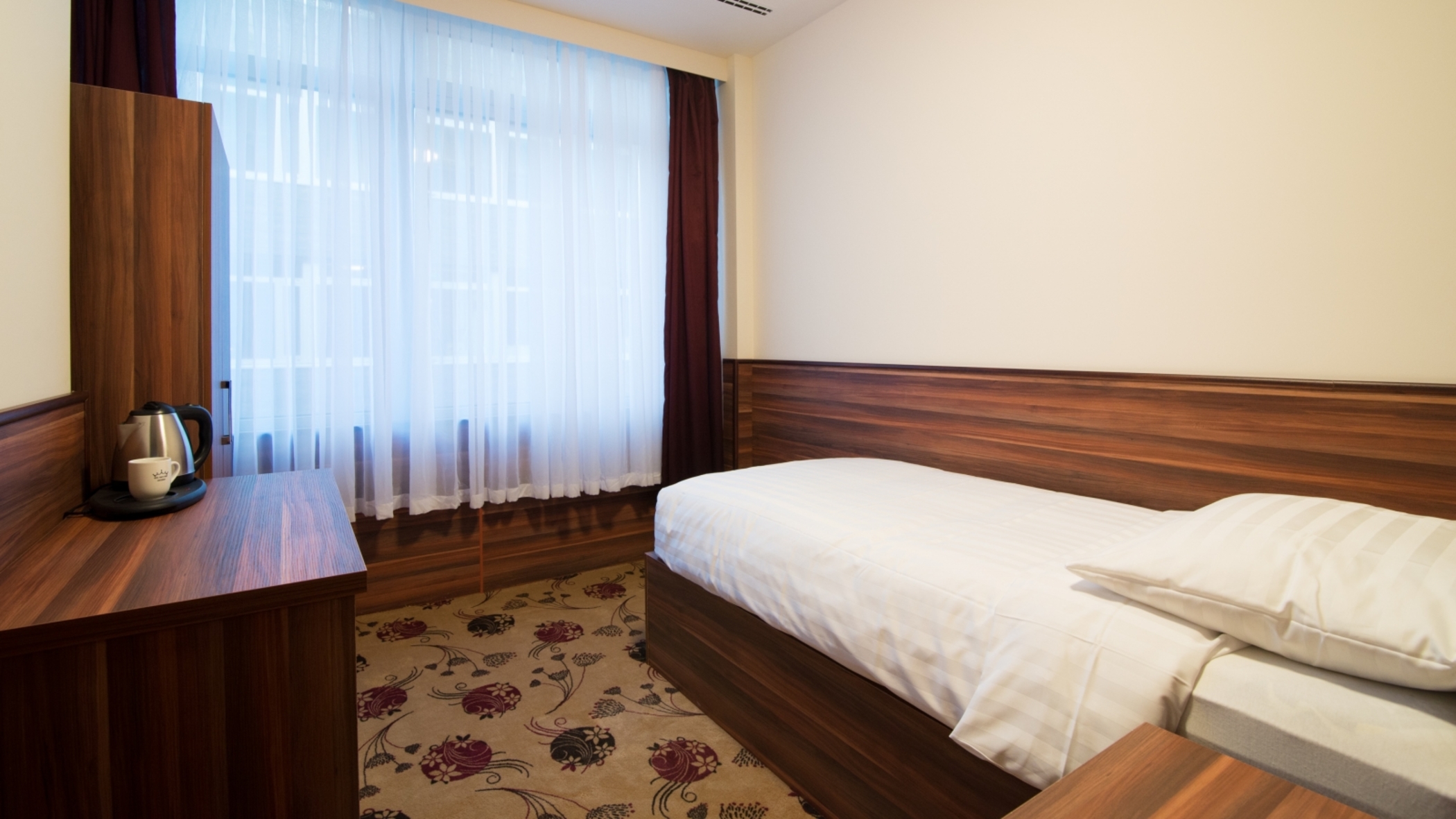 HOTEL KING'S COURT 4/19