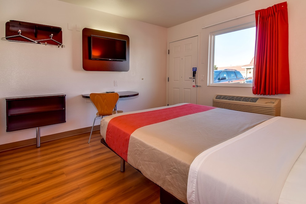 Motel6 Riverside, CA - UCR East 27/57