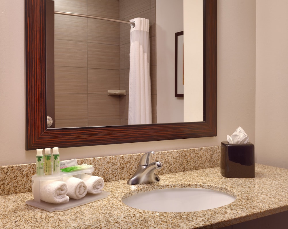 Holiday Inn Express Suites Overland Park 24/60