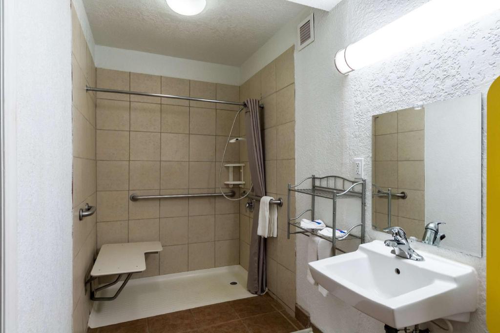 1 King Bed - Mobil Access Tub Nsmk Kitchen، Motel6 Uvalde, TX 6/9