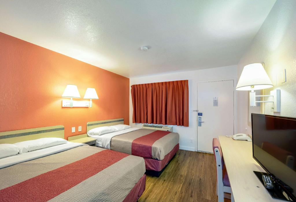 2 Full Beds - Non-Smoking, Micfride