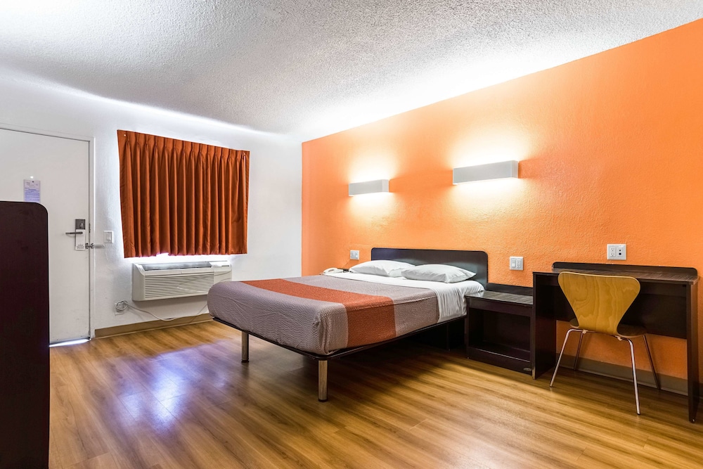 STANDARD, QUEEN BED, SMOKING, ACCESSIBLE