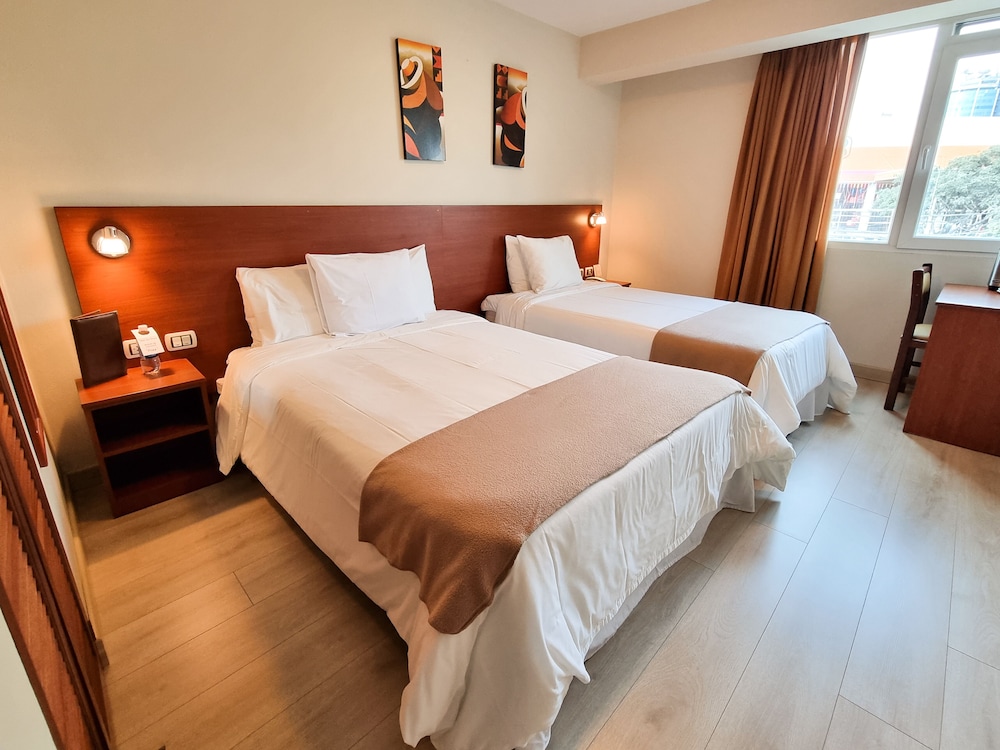 ROOM, TWIN BEDS
