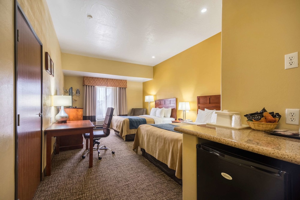 Comfort Inn & Suites Cedar City South, UT 18/36