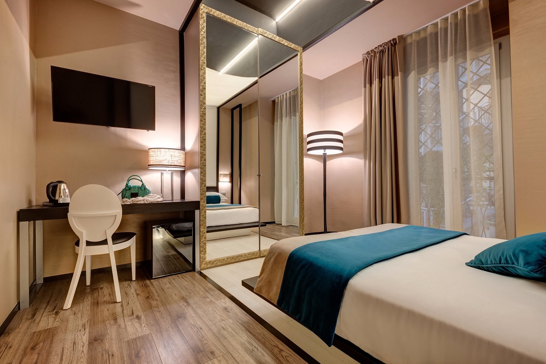 ROOM, DOUBLE BED, SMALL