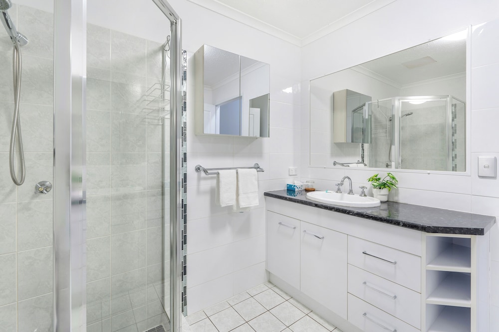 SHELLY BAY RESORT 48/50