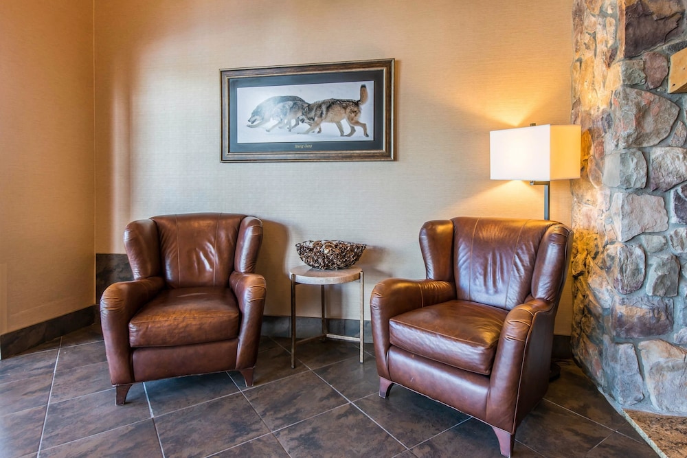 Comfort Suites At Evergreen Parkway 34/48