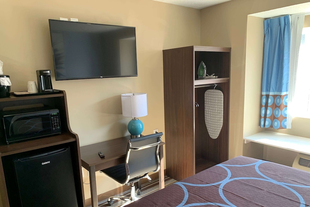 Super 8 by Wyndham Joliet 25/39