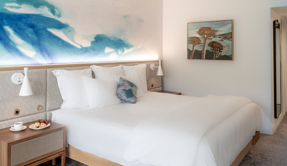 ROOM, KING BED, PARTIAL HARBOUR VIEW