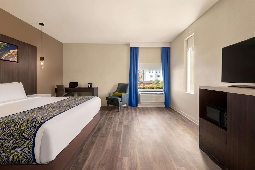 La Quinta Inn And Suites By Wyndham Orlando Idrive Theme Parks 10/50