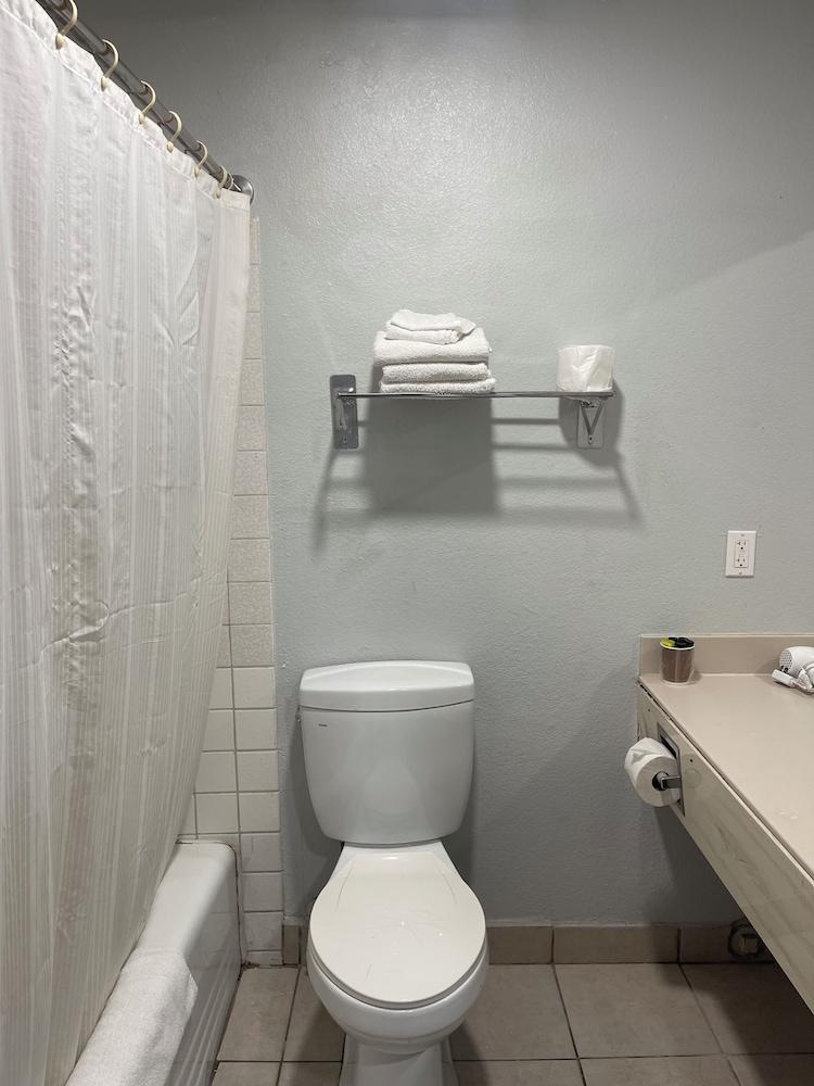 Portside Inn & Suites 57/58
