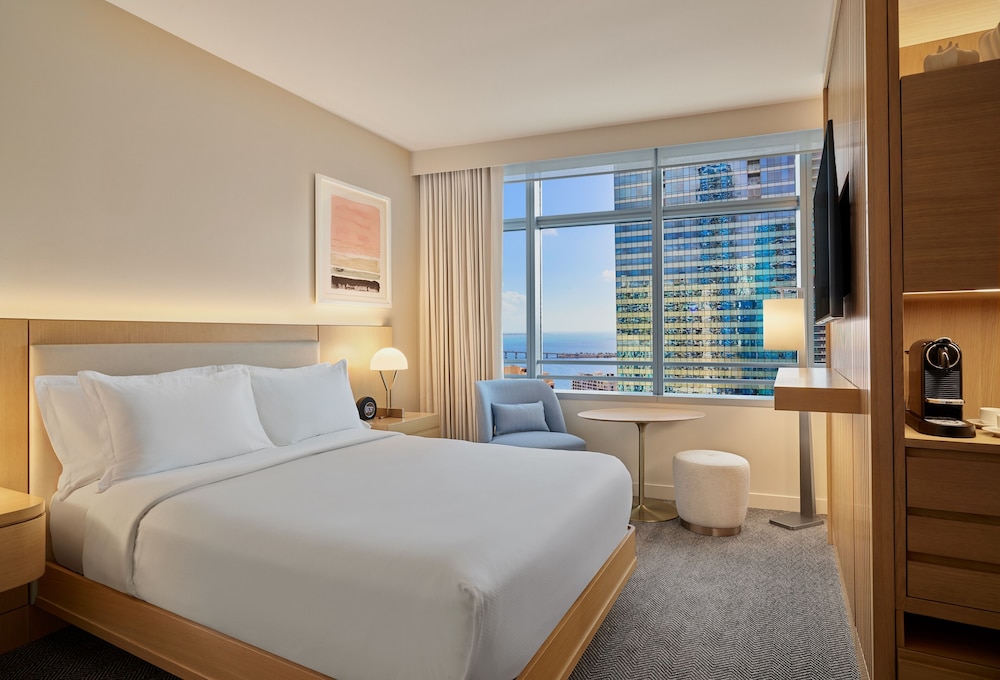 Deluxe, Queen Bed, Bay View