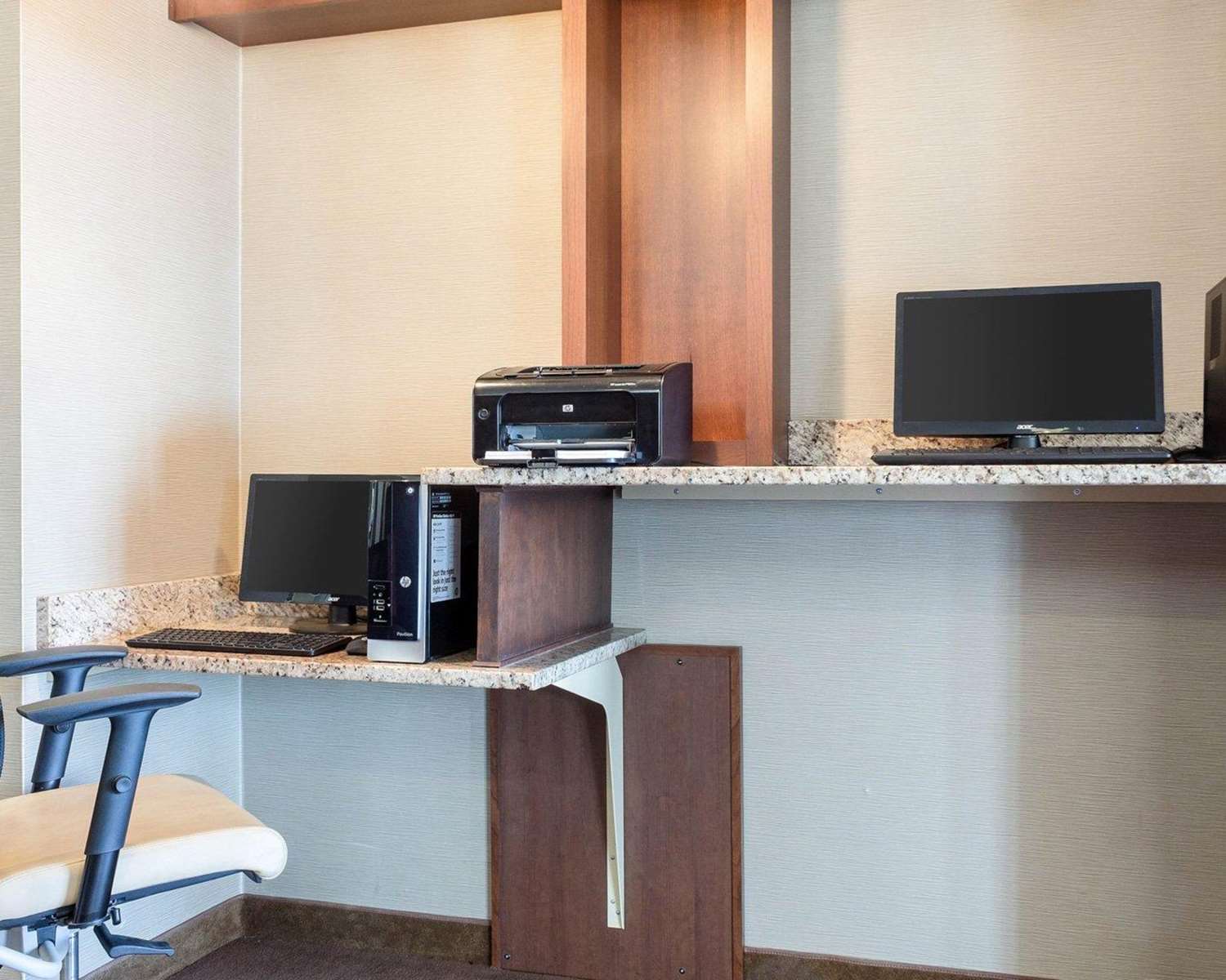 Comfort Inn & Suites Watford City ND 14/18