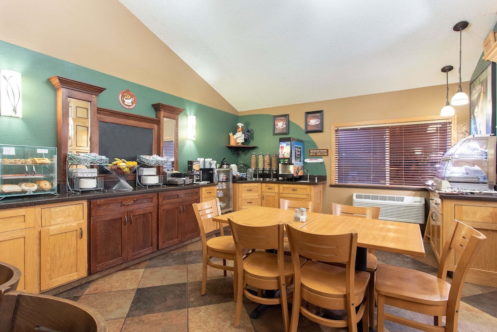 AmericInn by Wyndham Sheboygan 20/27