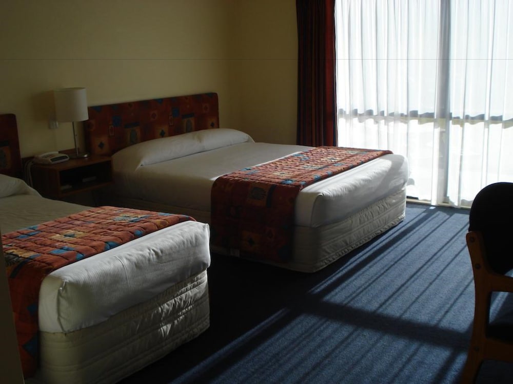 THE PEAKS MOTOR INN 11/40