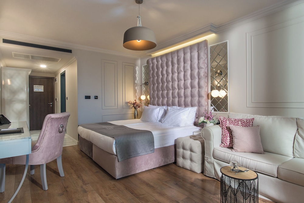 Deluxe, King Bed, Lateral Side Sea View, Sofa، Casa di Fiore SPA and Medical Hotel 2/3