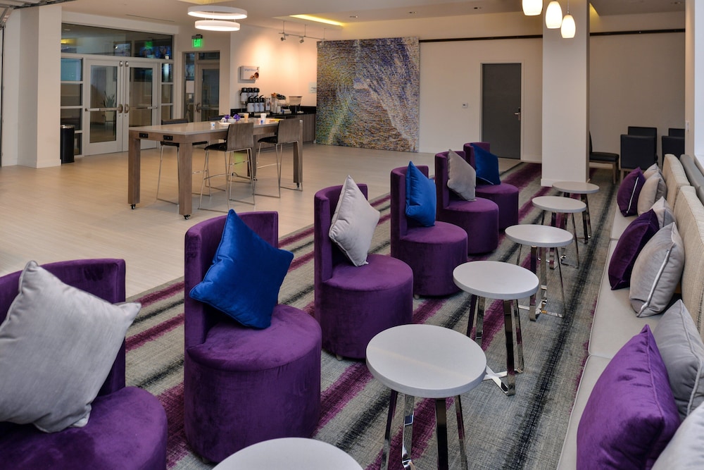 Holiday Inn Express & Suites San Diego - Mission Valley 51/61