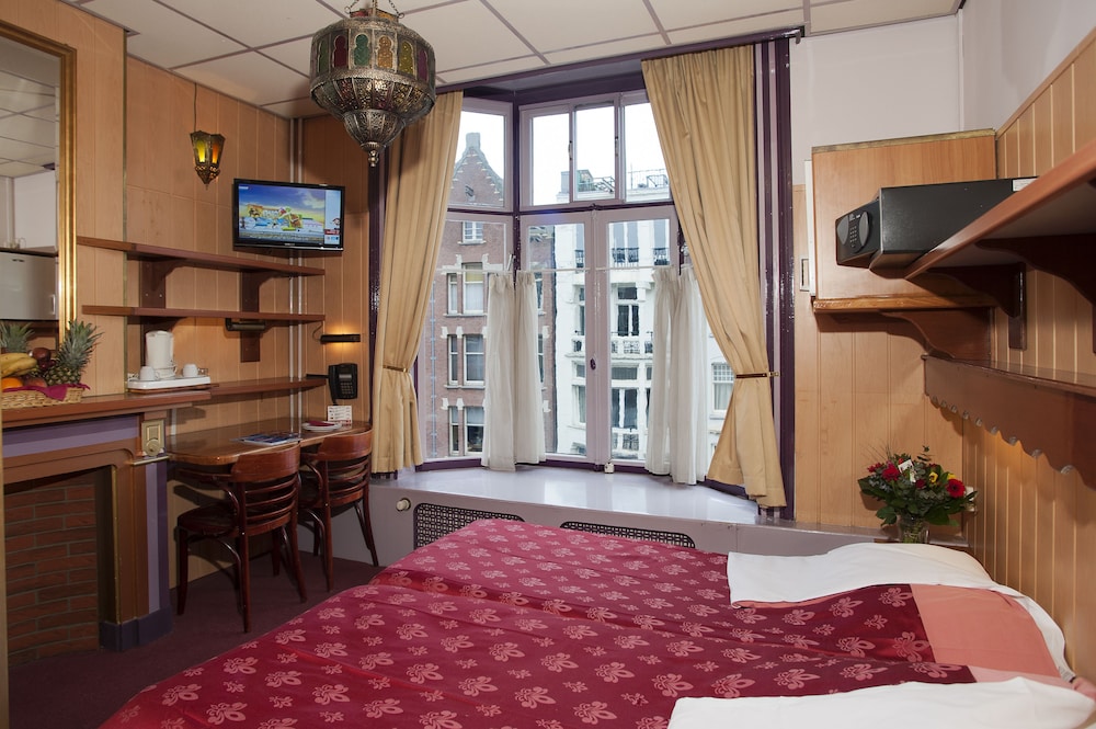 Nadia Hotel 24/32