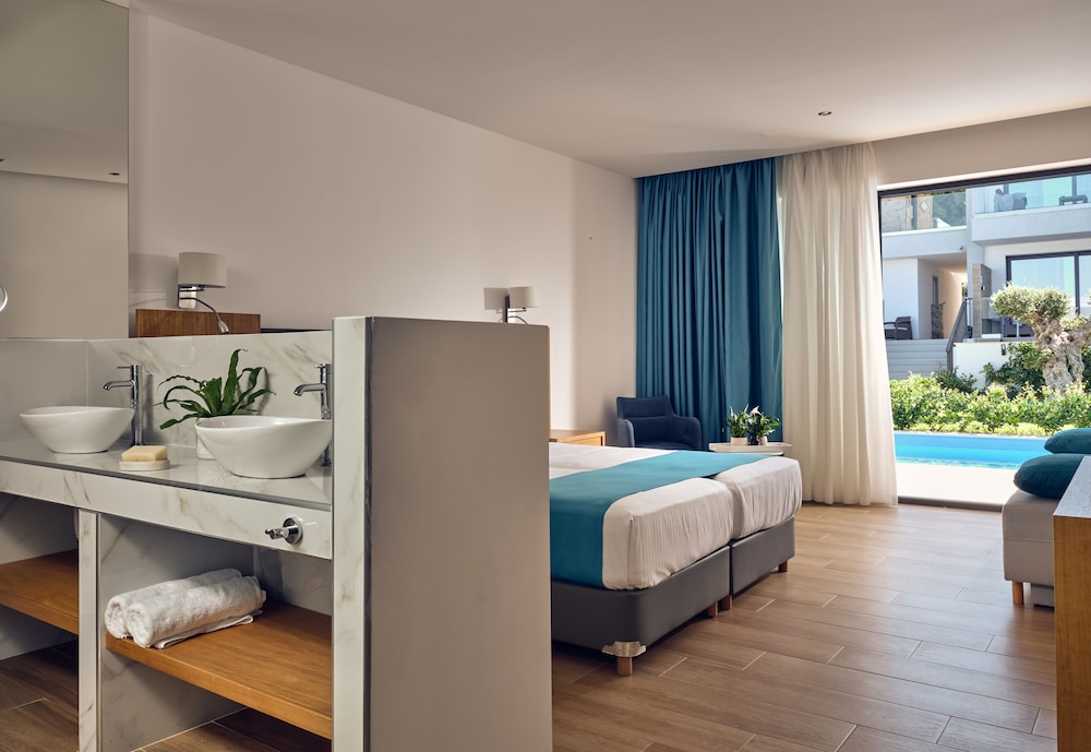 Junior Suite, King Bed, 2 Sofa, Pool Access
