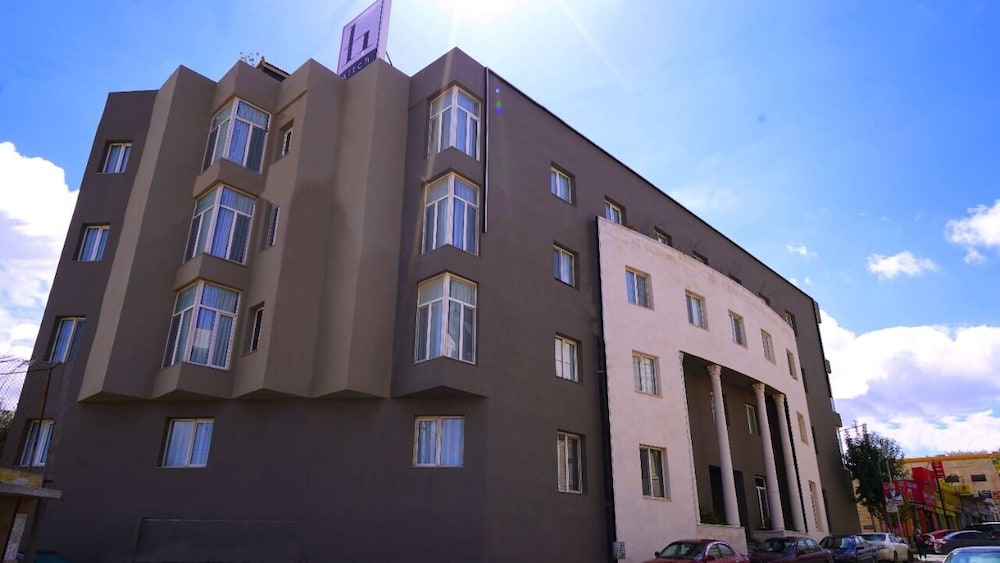 Delilah Hotel 3/51
