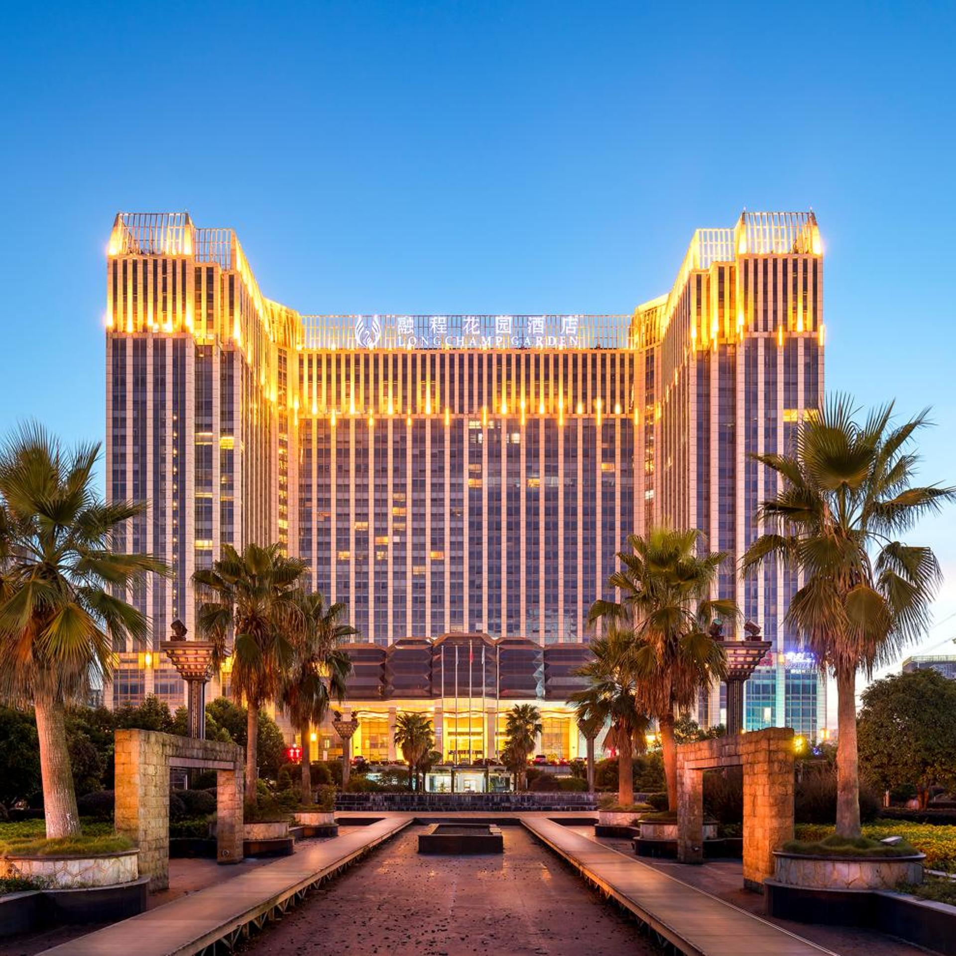 Longchamp Garden Hotel 30/35